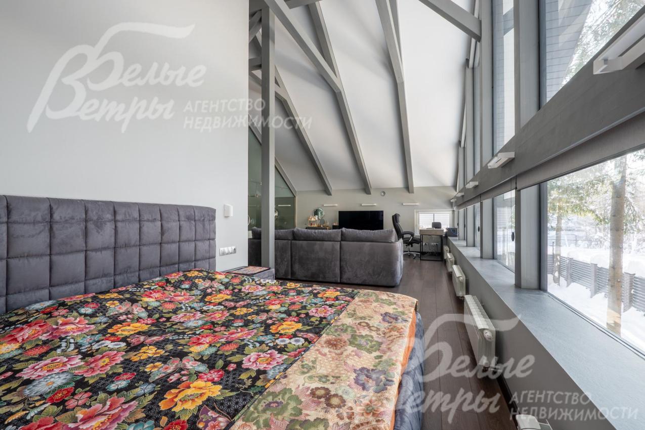 Эффектный мастер‑блок площадью 45,5 кв.м включает спальную зону, уютную зону отдыха, просторный санузел и гардеробную