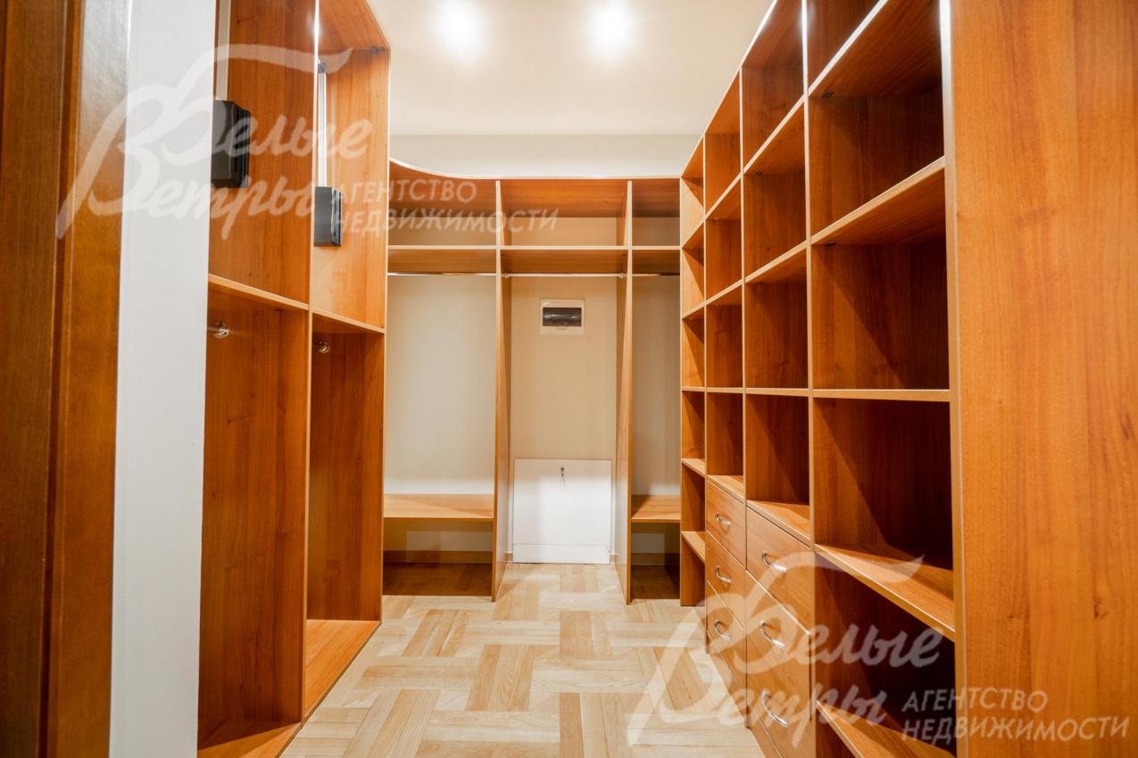 Гардеробная при мастер-спальне с удобной системой хранения