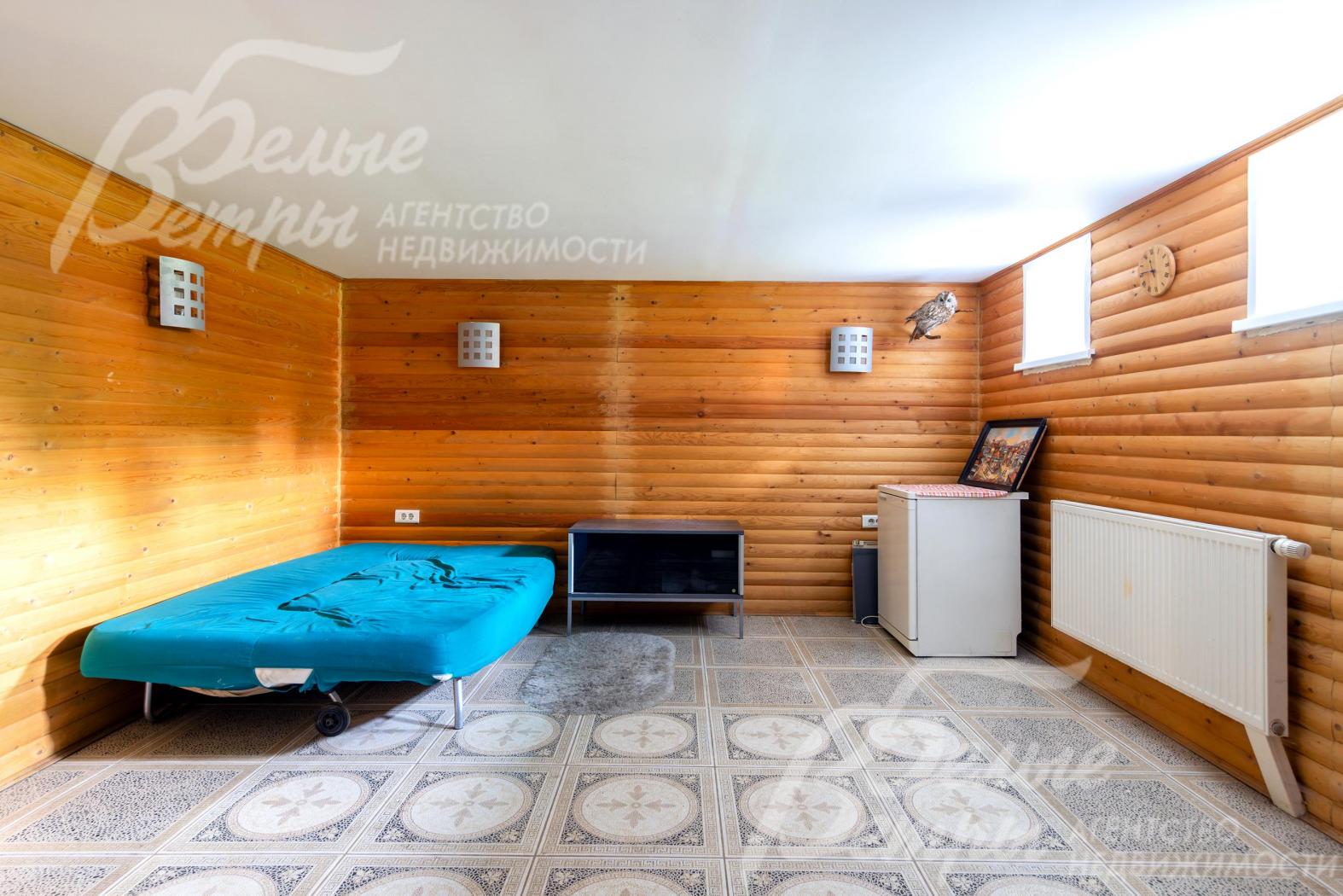 Выход из сауны - в комнату отдыха, отделанную имитацией бруса