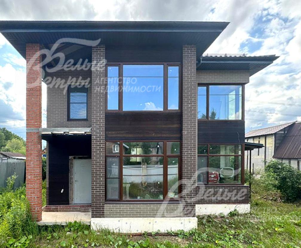 Новый дом, построен в стиле современной классики с большой площадью остекления фасада 