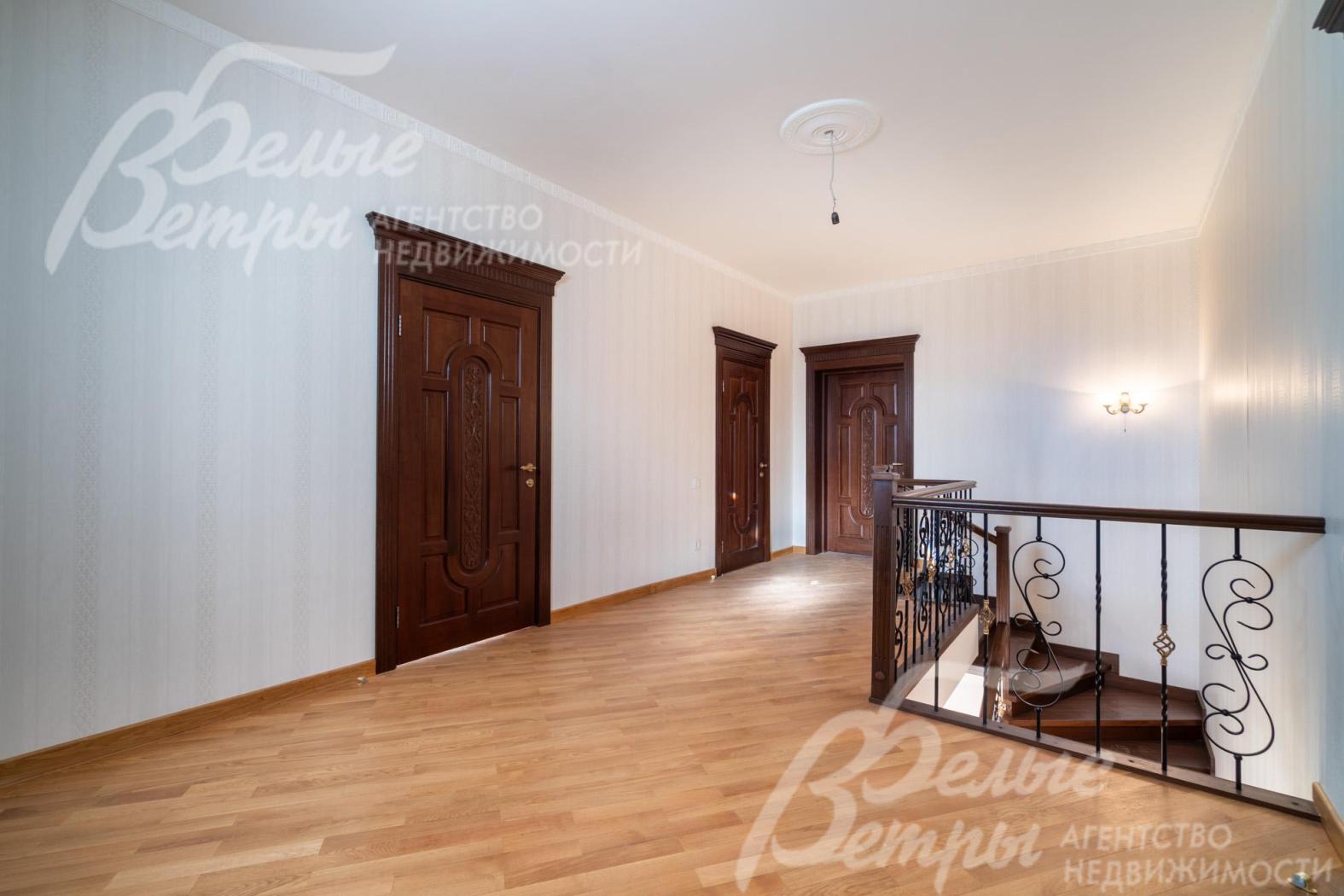 Холл мансардного этажа, оформленный в едином гармоничном стиле дома