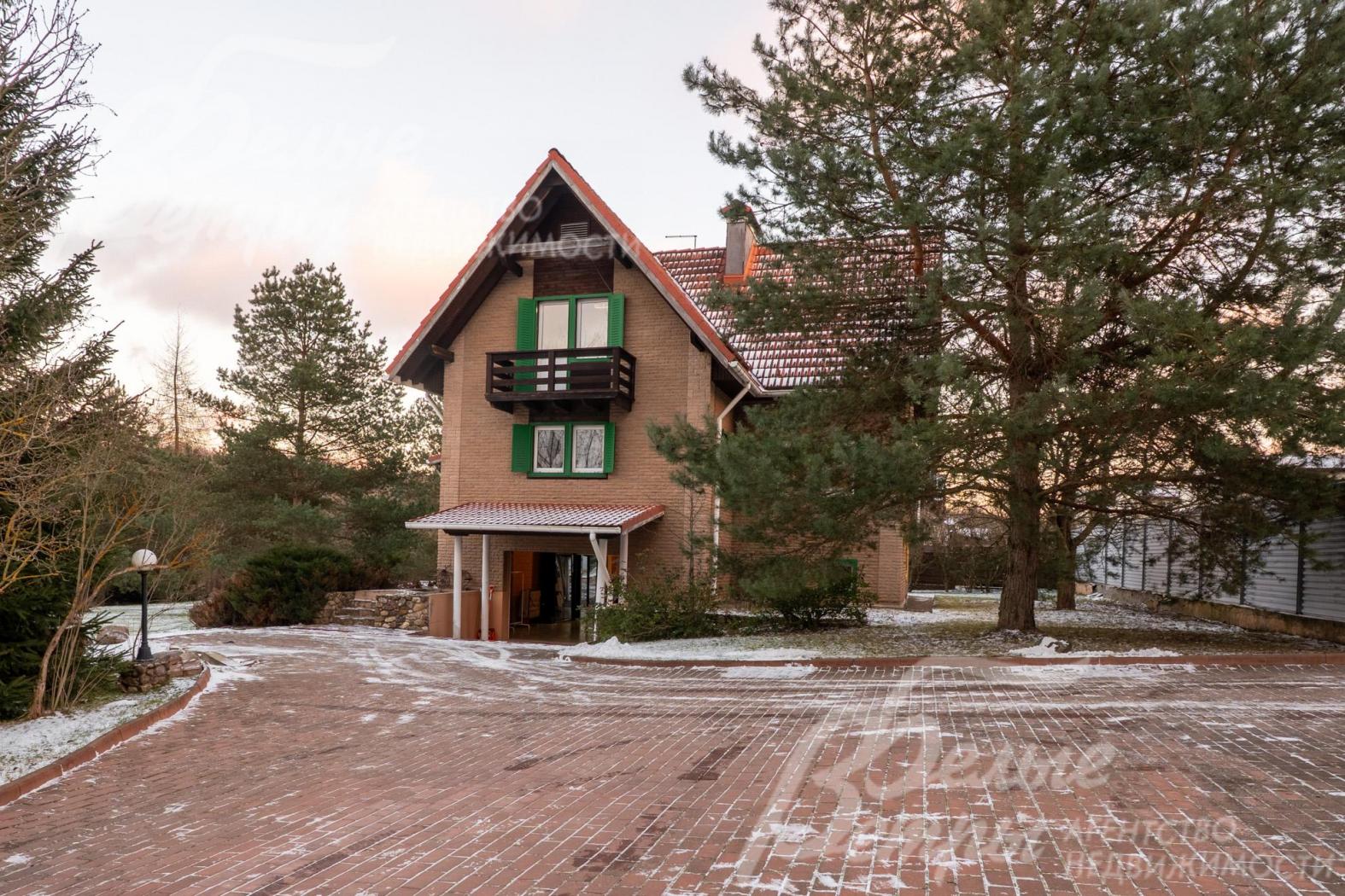 Меблированный дом, полностью готовый к заселению, расположен в престижной, живописной локации у леса и реки