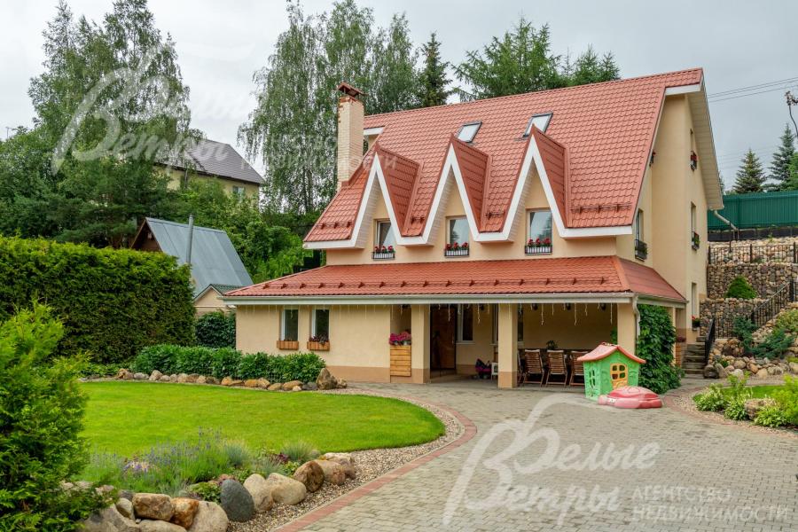 Меблированный дом, готовый проживанию, в классическом стиле с впечатляющим внешним видом