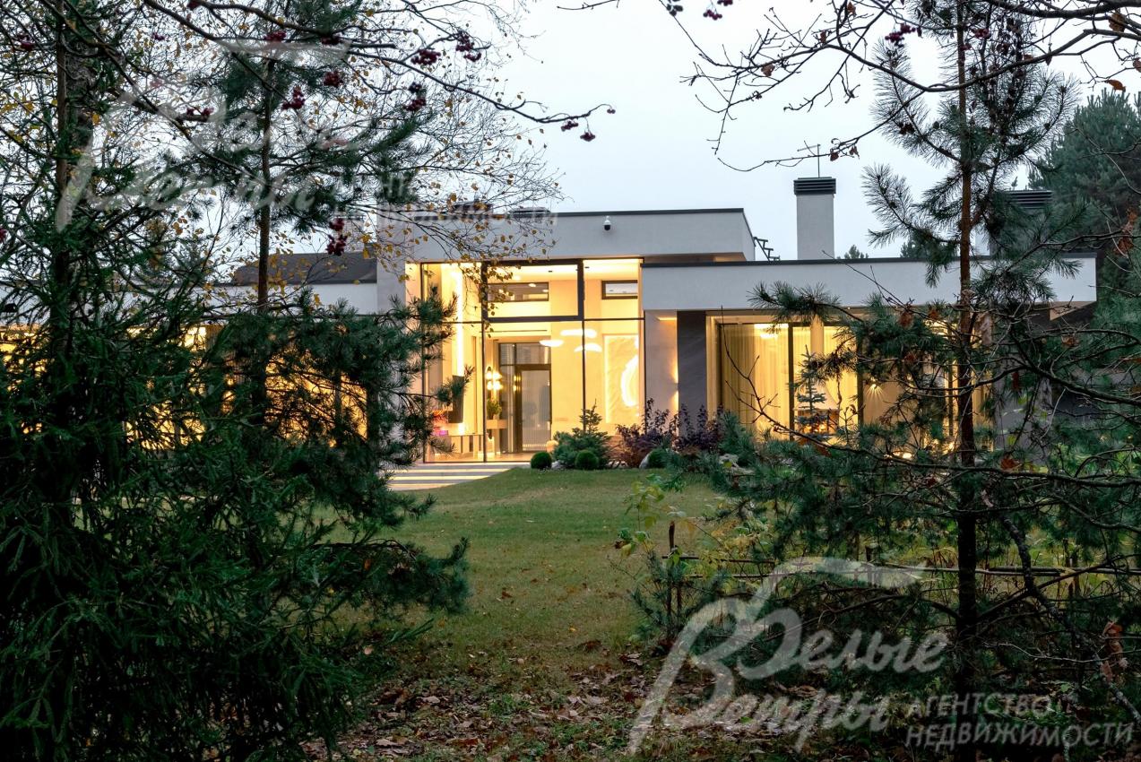 Часть лесного массива, прилегающего к участку, огорожена и облагорожена