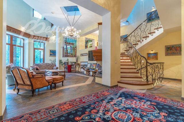 Меблированный дом площадью 600 кв.м с бассейном в охраняемом поселке Светлый