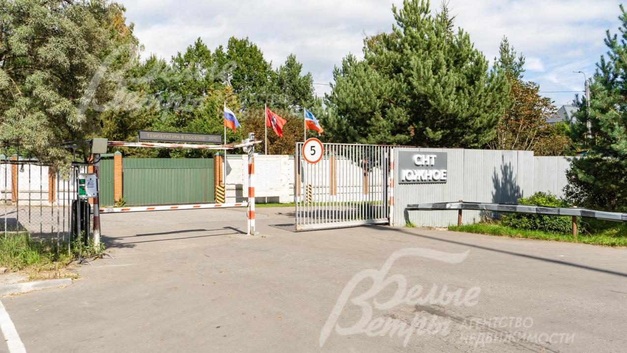 Охраняемый въезд на территорию поселка