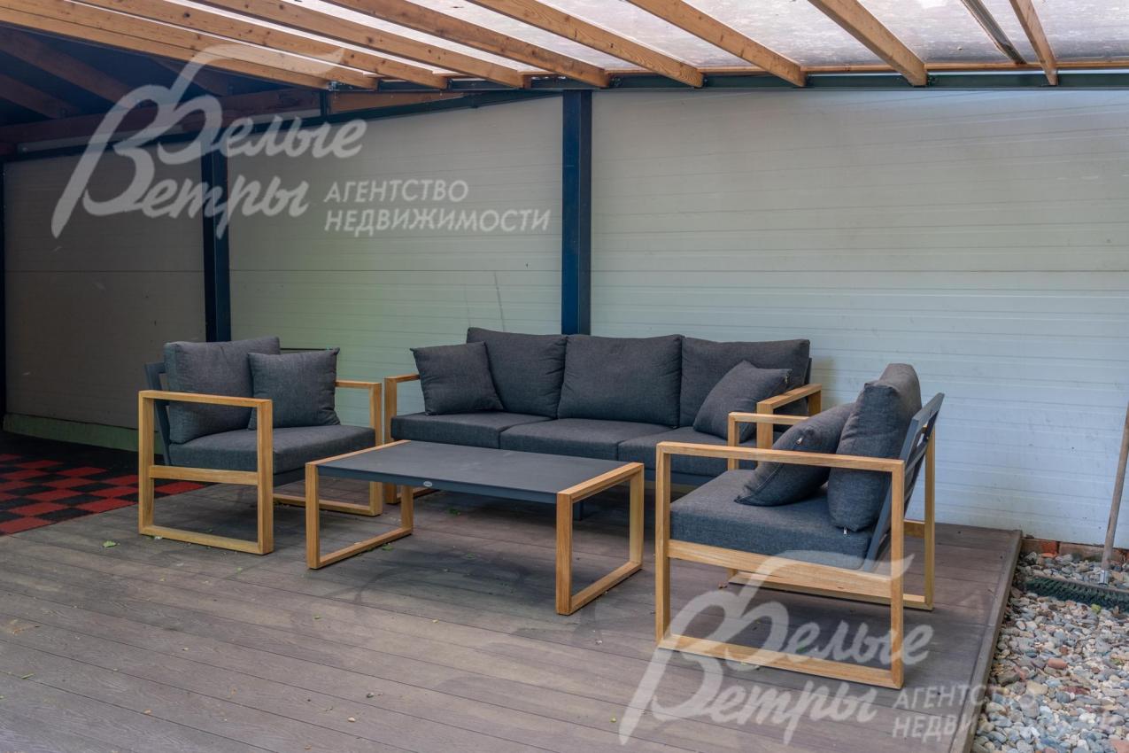 На террасе есть уютная садовая мебель