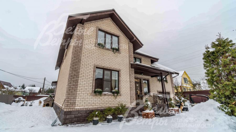 Фасад покрыт рваным облицовочным кирпичом