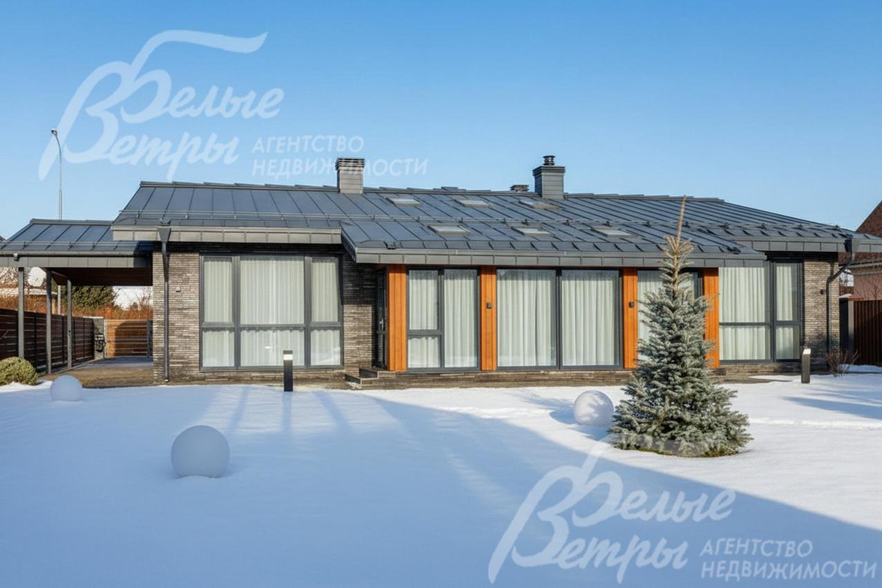 К дому примыкает навес для стоянки 2х авто