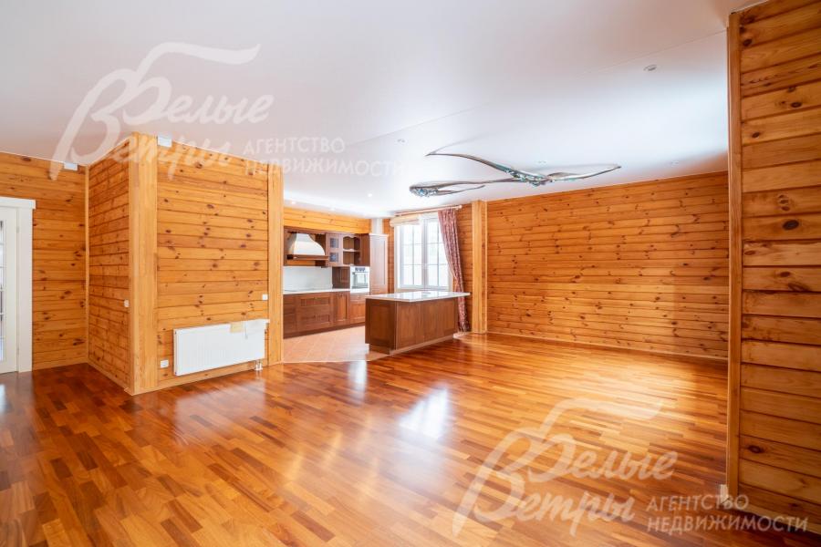 Зону кухни-столовой основного дома также украшает дизайнерская люстра, в доме установлены радиаторы