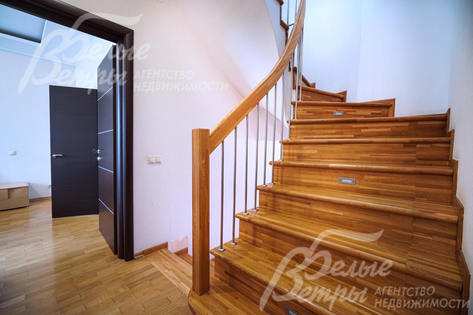 На второй этаж ведёт лестница на бетонном основании со ступенями, отделанными деревом