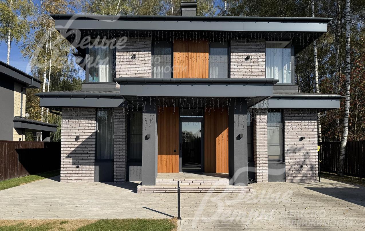 Дом в духе актуальных тенденций: фасад отделан ригельным кирпичом и лиственницей