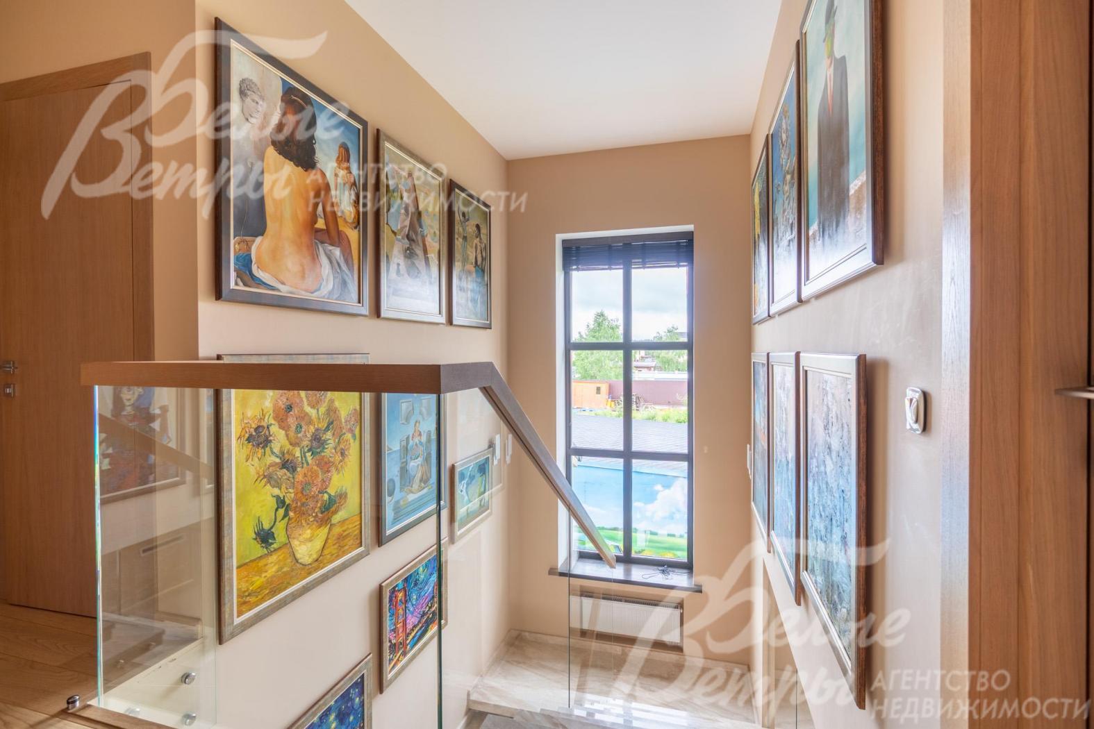 Интерьер украшают более 10 живописных полотен (копии мировых шедевров)