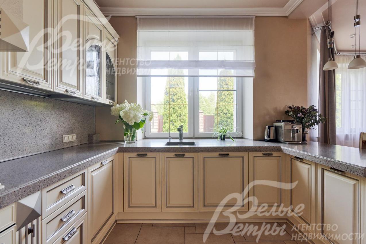 В кухне установлен итальянский гарнитур молочного цвета со встроенной техникой SMEG и Liebherr, а также каменная столешница