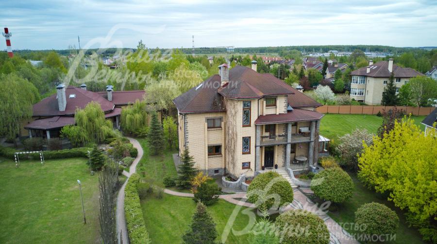 Загородная усадьба площадью 1140 кв.м со СПА комплексом в обжитом коттеджном поселке с центральными коммуникациями