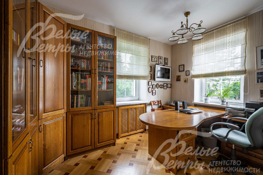 Кабинет на первом этаже площадью 9 кв.м