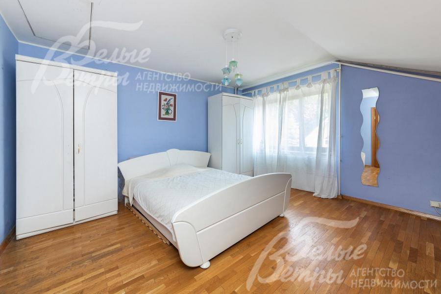 На полу паркет