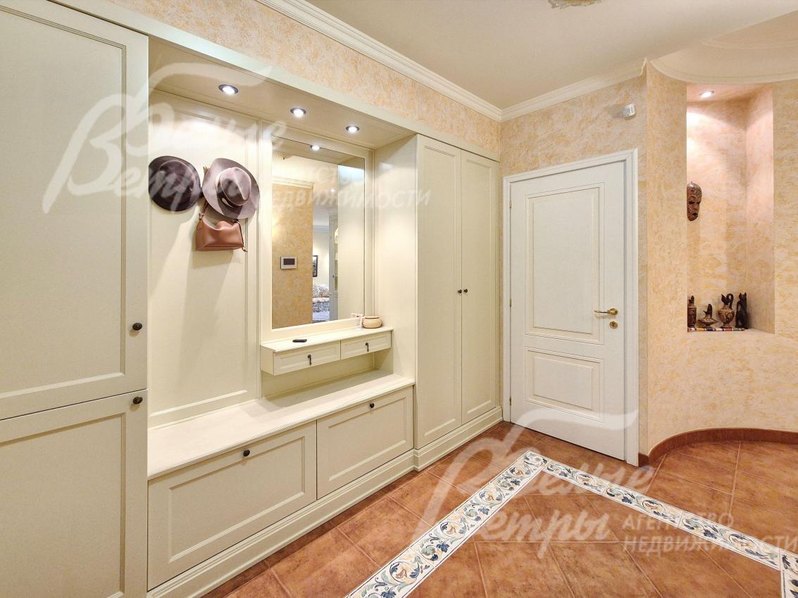 Гардеробная комната в прихожей.