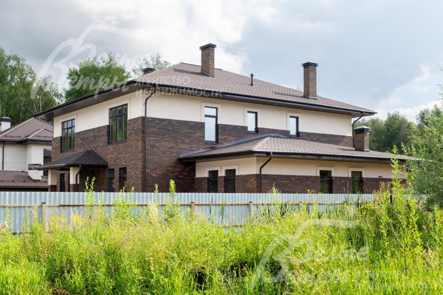 Дом расположен в охраняемом коттеджном посёлке рядом с городской инфраструктурой и общественным транспортом