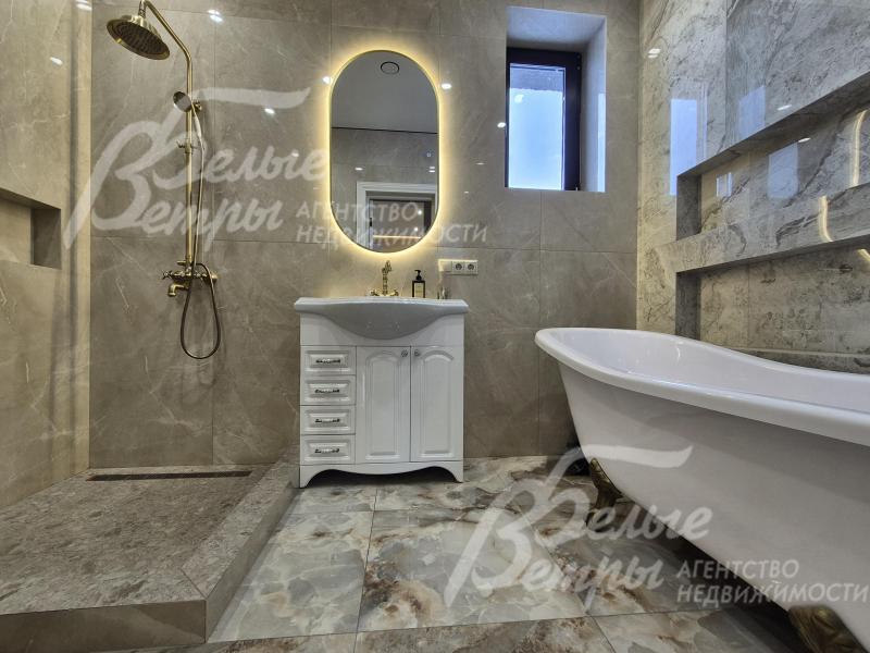 Хозяйский санузел отделан керамогранитом