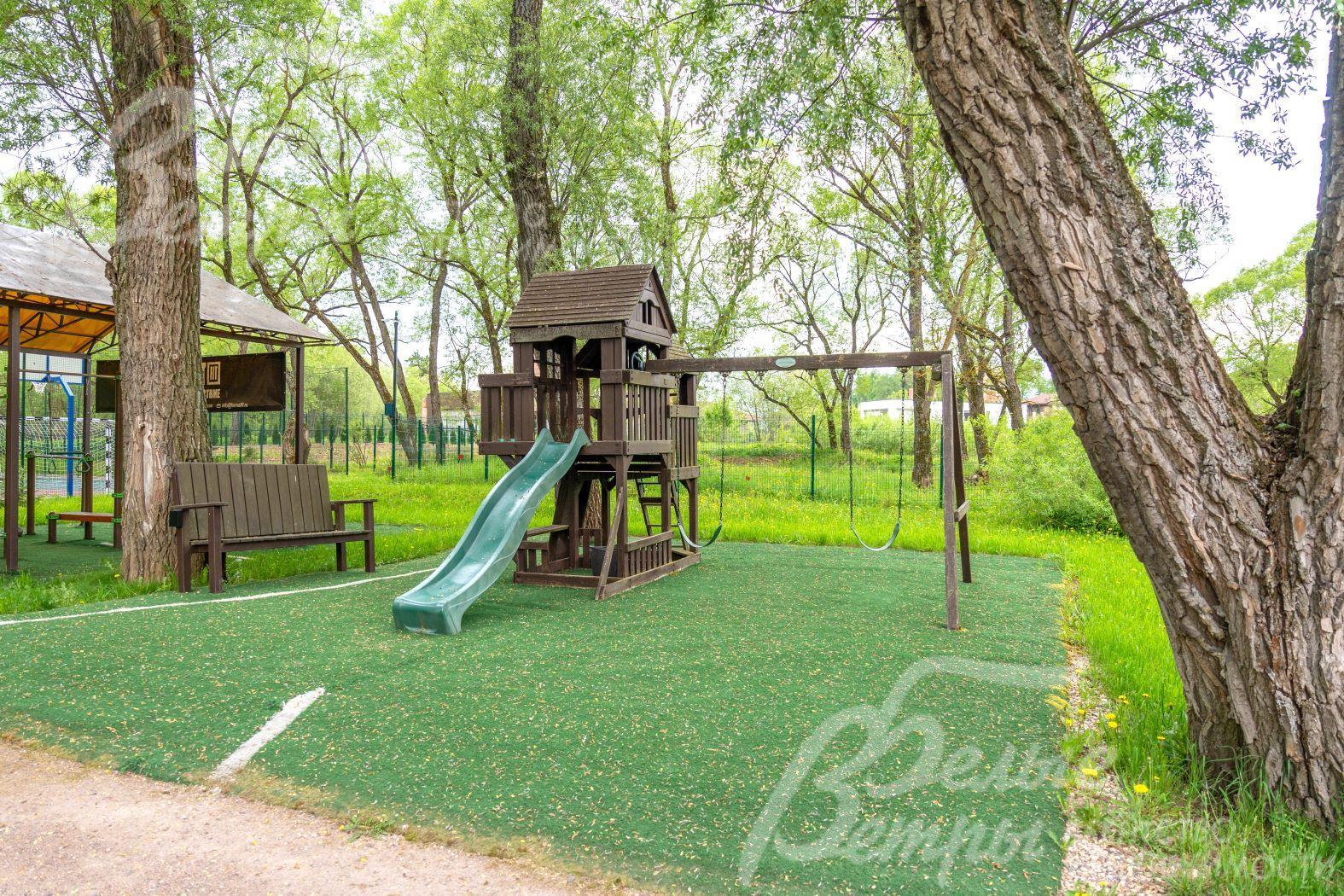 Детская игровая площадка в поселке