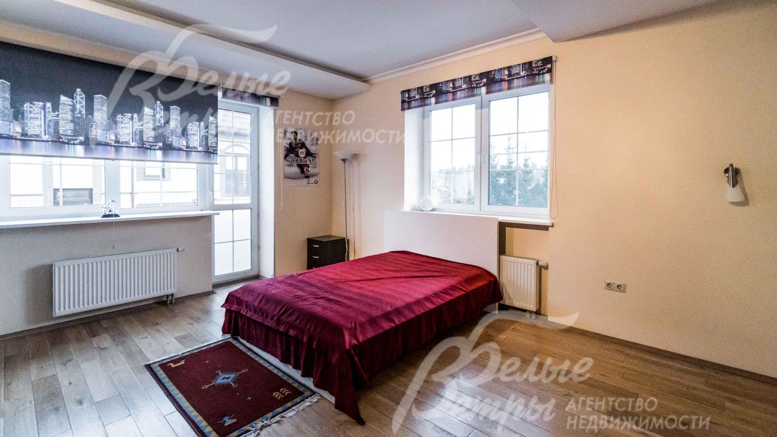 Спальня с выходом на балкон