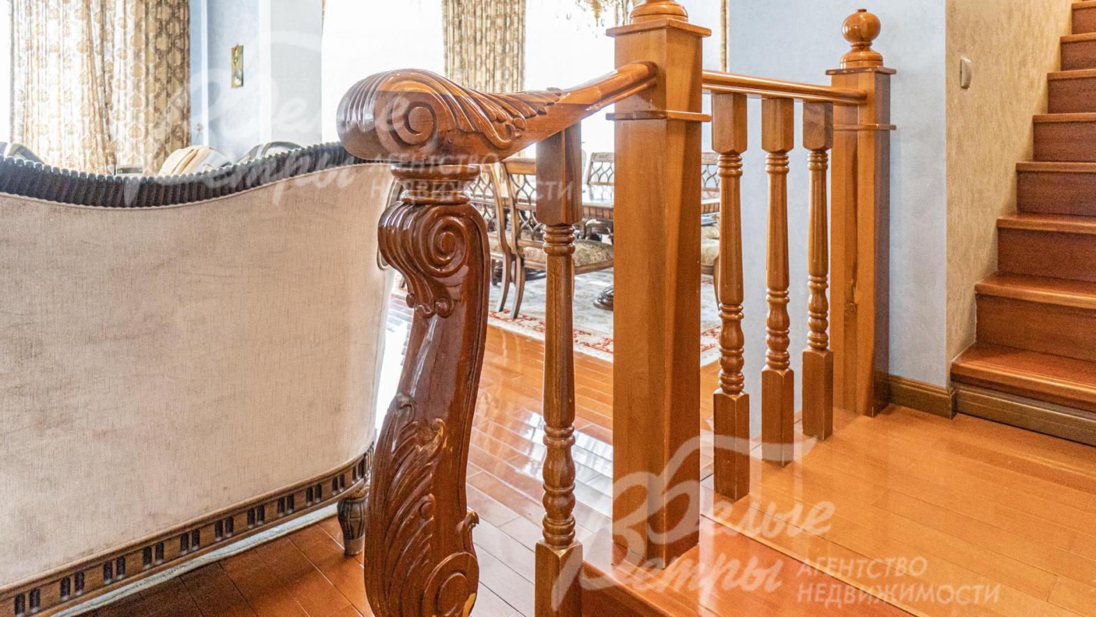 Деревянные резные перила лестницы