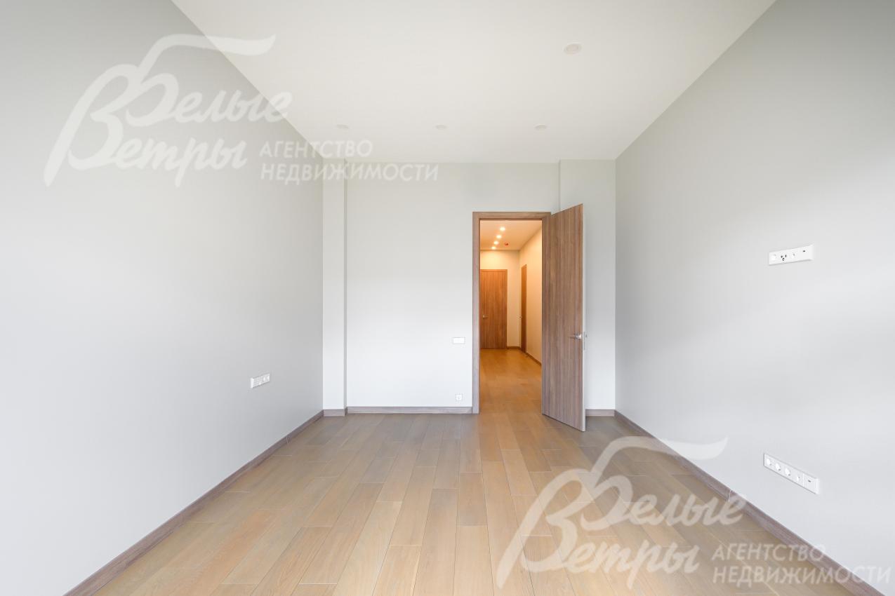 На полу дубовая инженерная доска