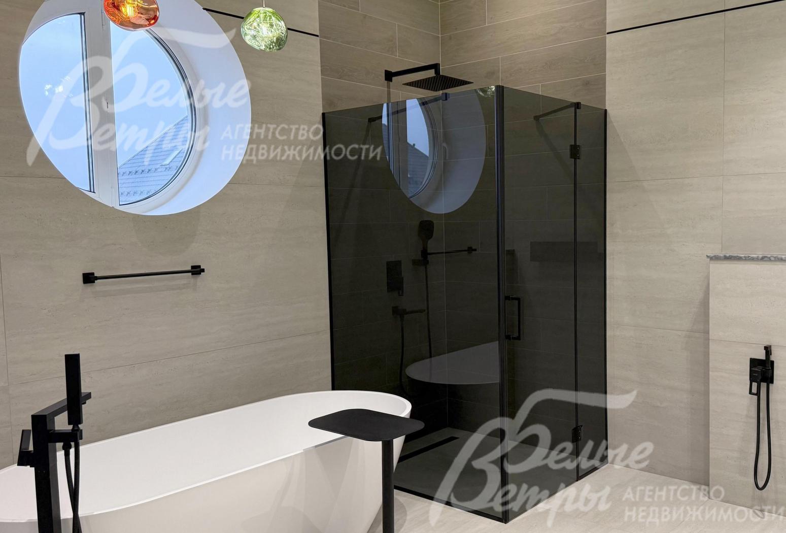 Санузел на втором этаже с душевой и ванной