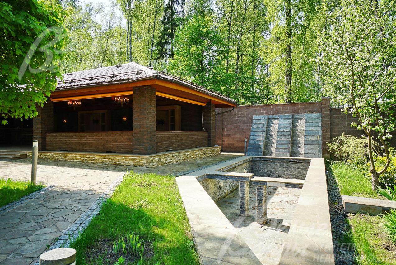 Справа от беседки водопад