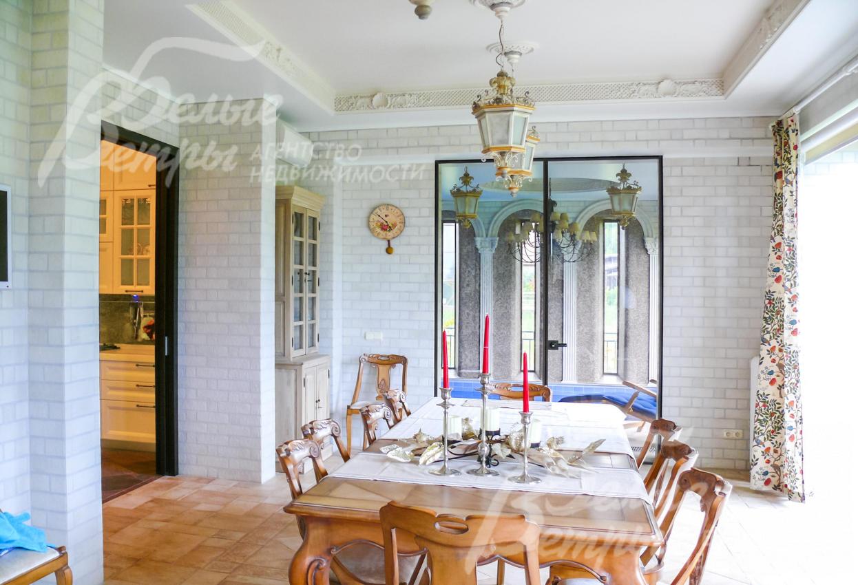 Столовая выполнена в стиле «Итальянский дворик».