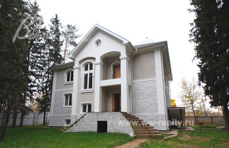 Кирпичный дом около 600 кв.м на лесном участке