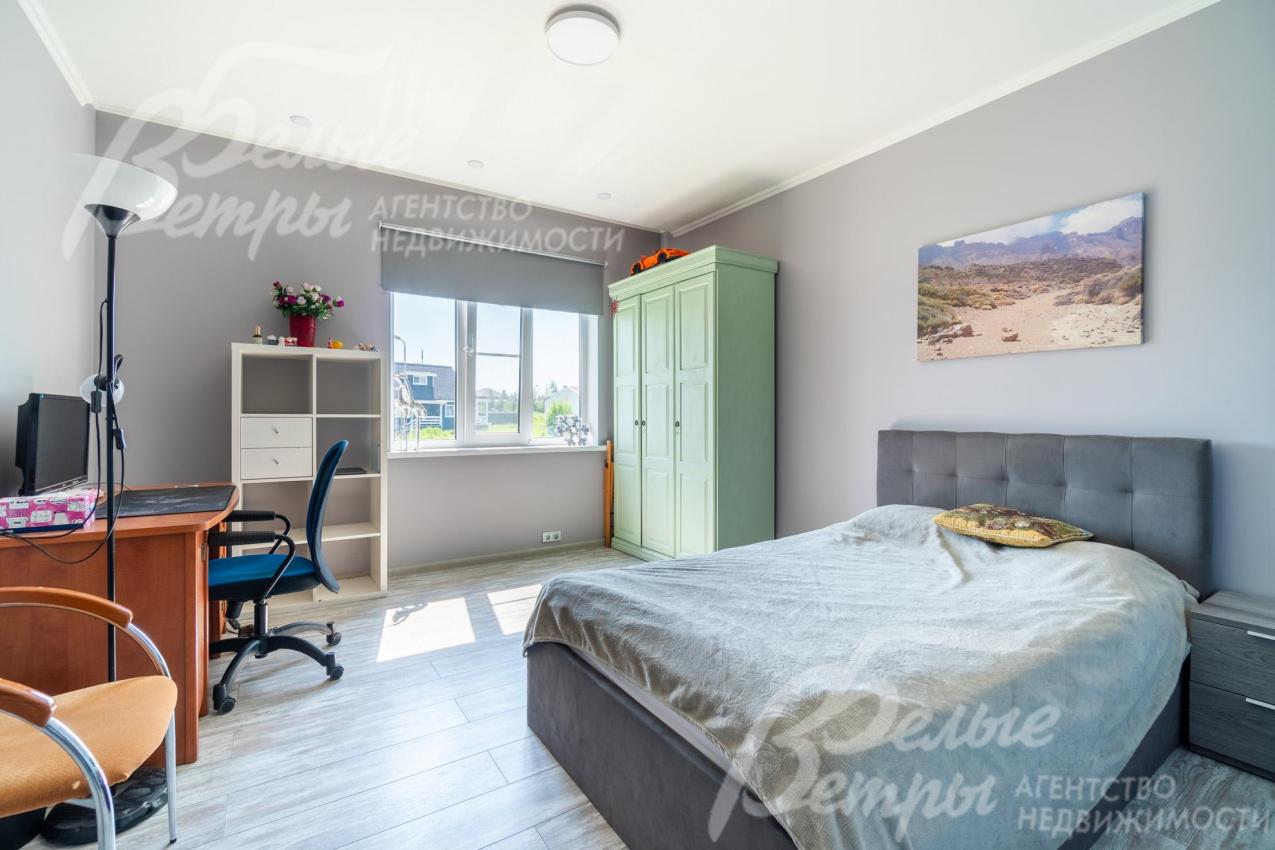 Кабинет-спальня на первом этаже с мебелью