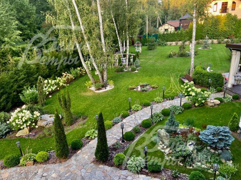 На участке эксклюзивный парк растений - около 1000 единиц