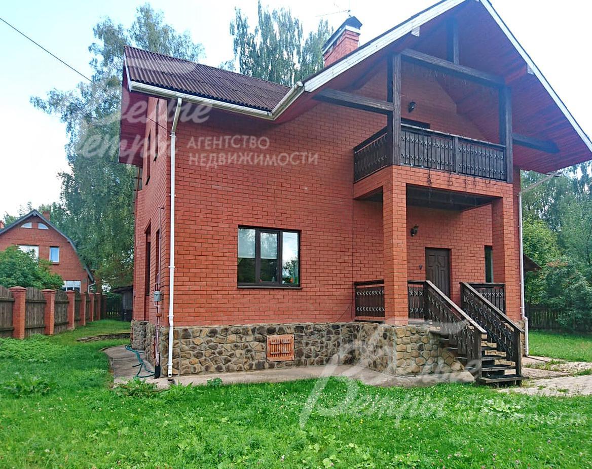 Цоколь отделан диким камнем