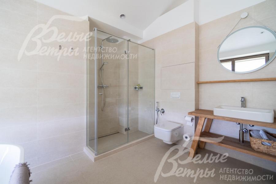 Санузел второй мастер-спальни с душевой и ванной