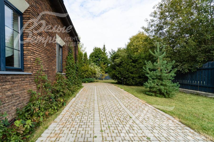 Участок находится в центре поселка и огорожен деревянным забором на кирпичных столбах и ж/б фундаменте