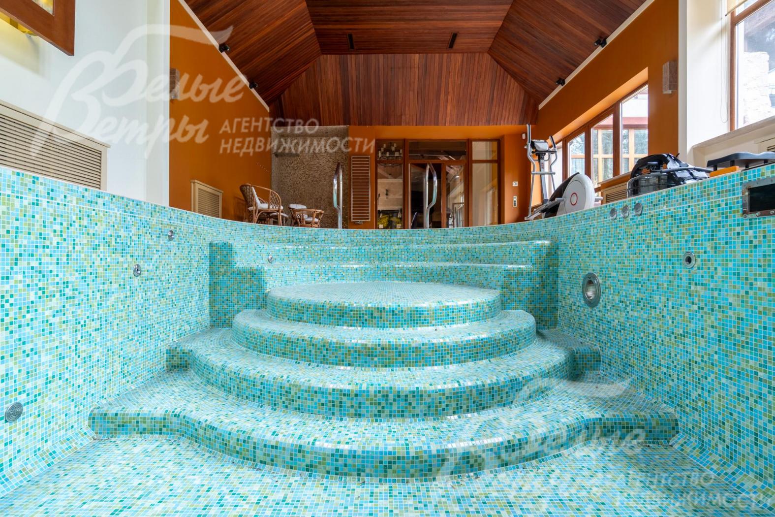 Чаша бассейна длиной более 20 м – с римским входом, противотоком, акварелаксом и водопадом