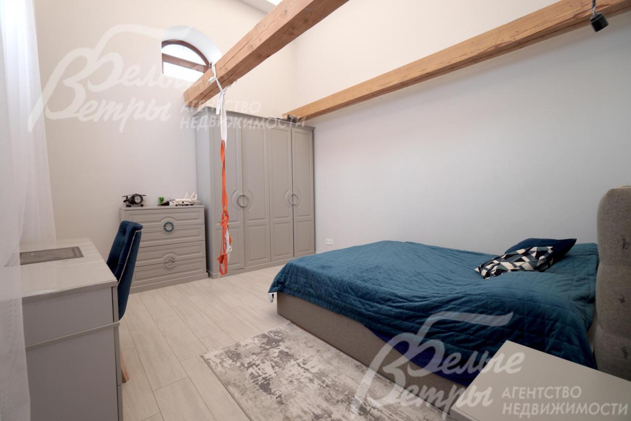 В доме - 4 просторных спальни, в одной из спален есть возможность обустройства антресольного этажа