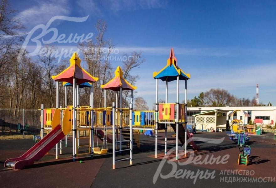 Детская площадка на территории поселка