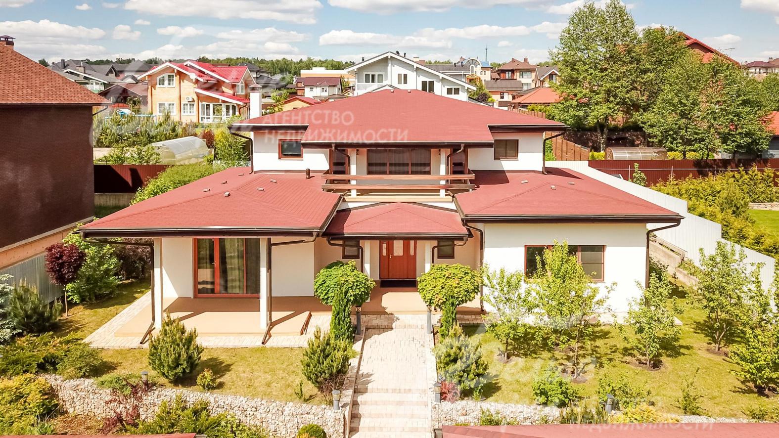 Меблированный дом, построенный по индивидуальному проекту в средиземноморском стиле