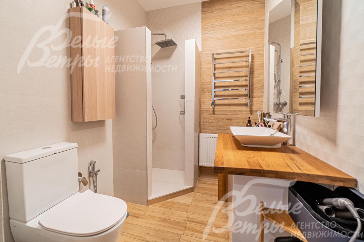 Санузел с душем на первом этаже