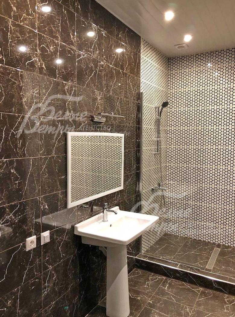 Санузел с душевой кабиной в мастер-спальне