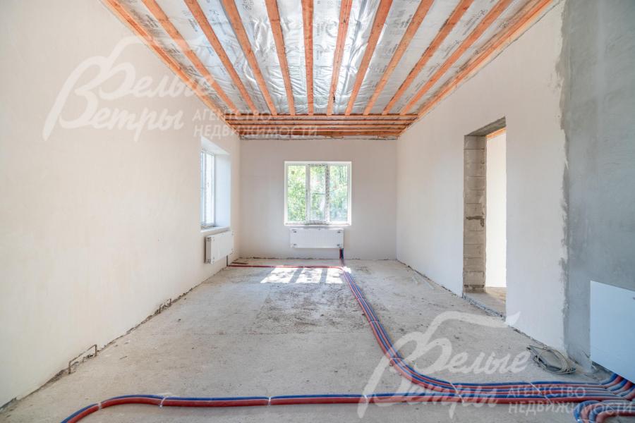 Будущая спальня дома на 1-м этаже с двумя окнами