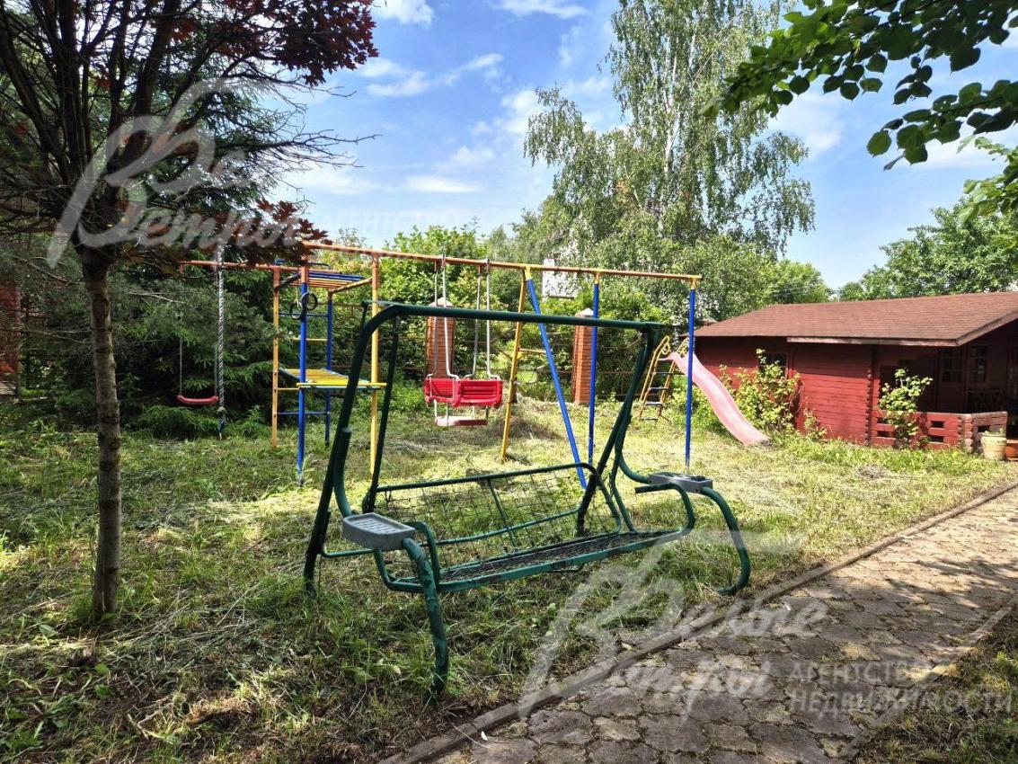 Детская игровая площадка и садовые качели на участке