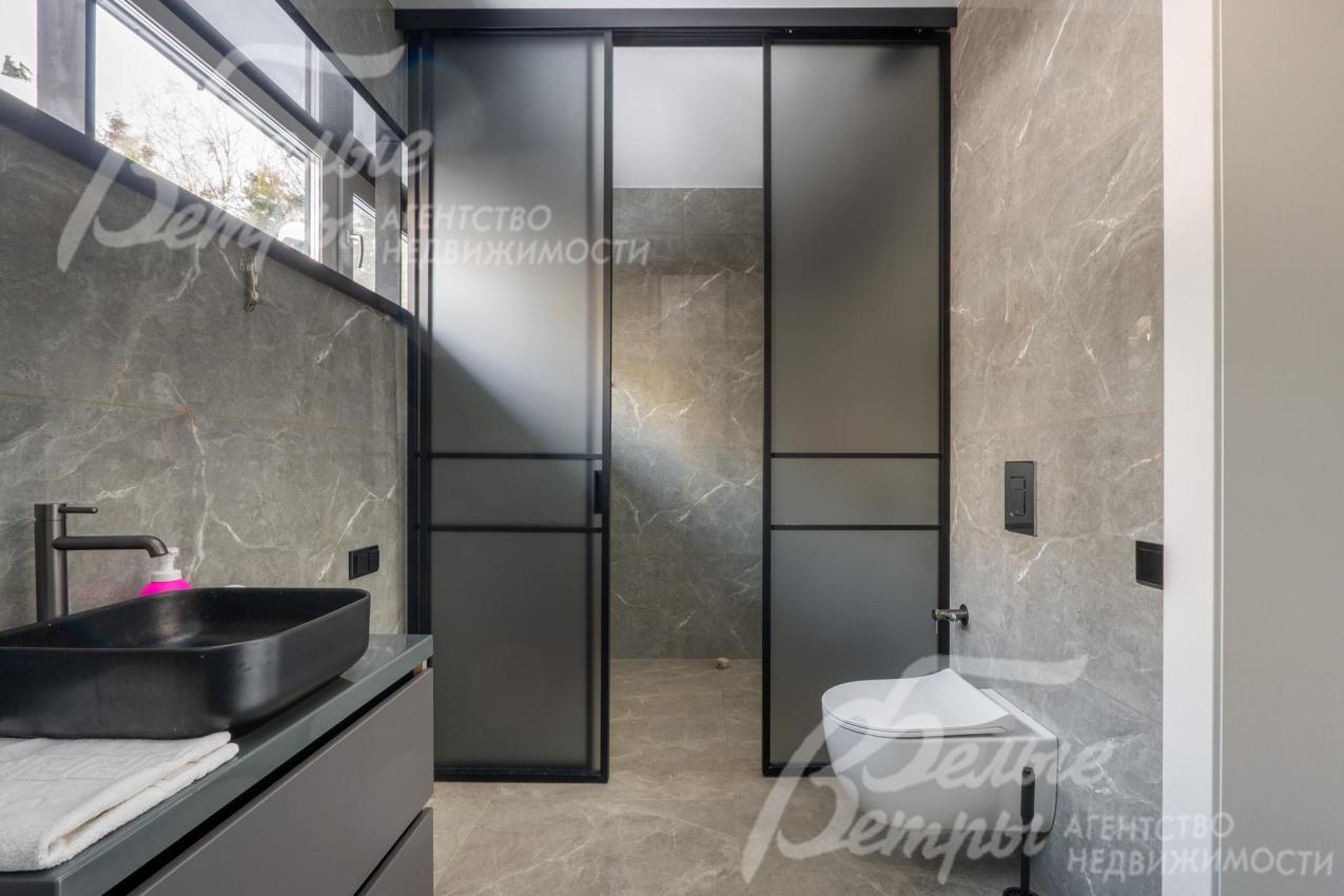 В общем санузле - ванна и душевая также за стеклянной перегородкой