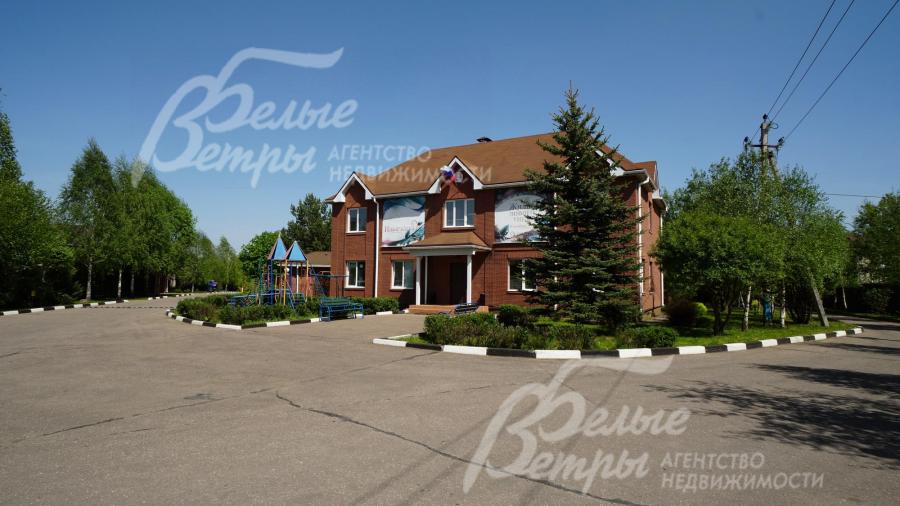 Административное здание в поселке Новая Ильичевка