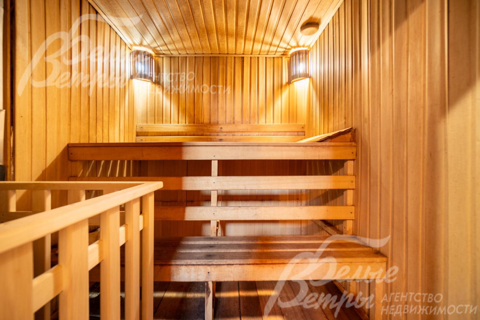 В парной бани установлена дровяная печь