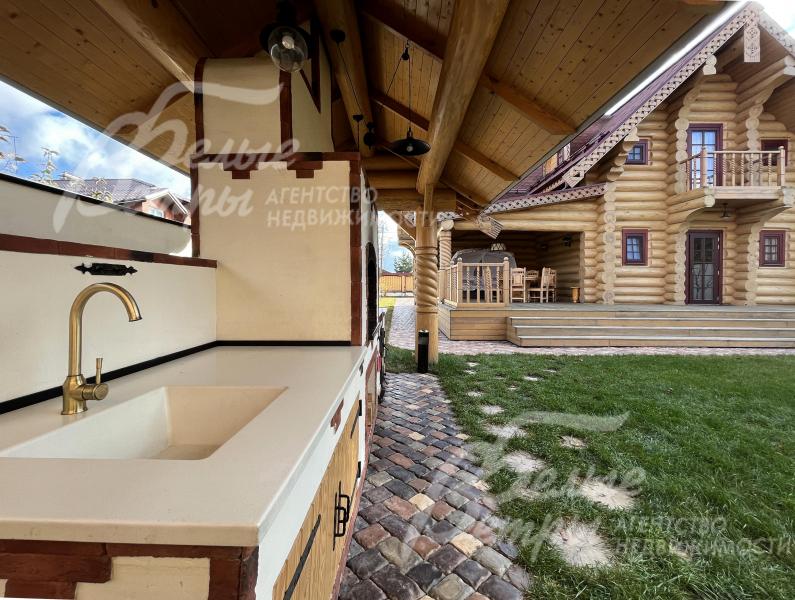 В кухонном блоке: мангал, русская печь, казан, раковина, шкафы для посуды, дровница