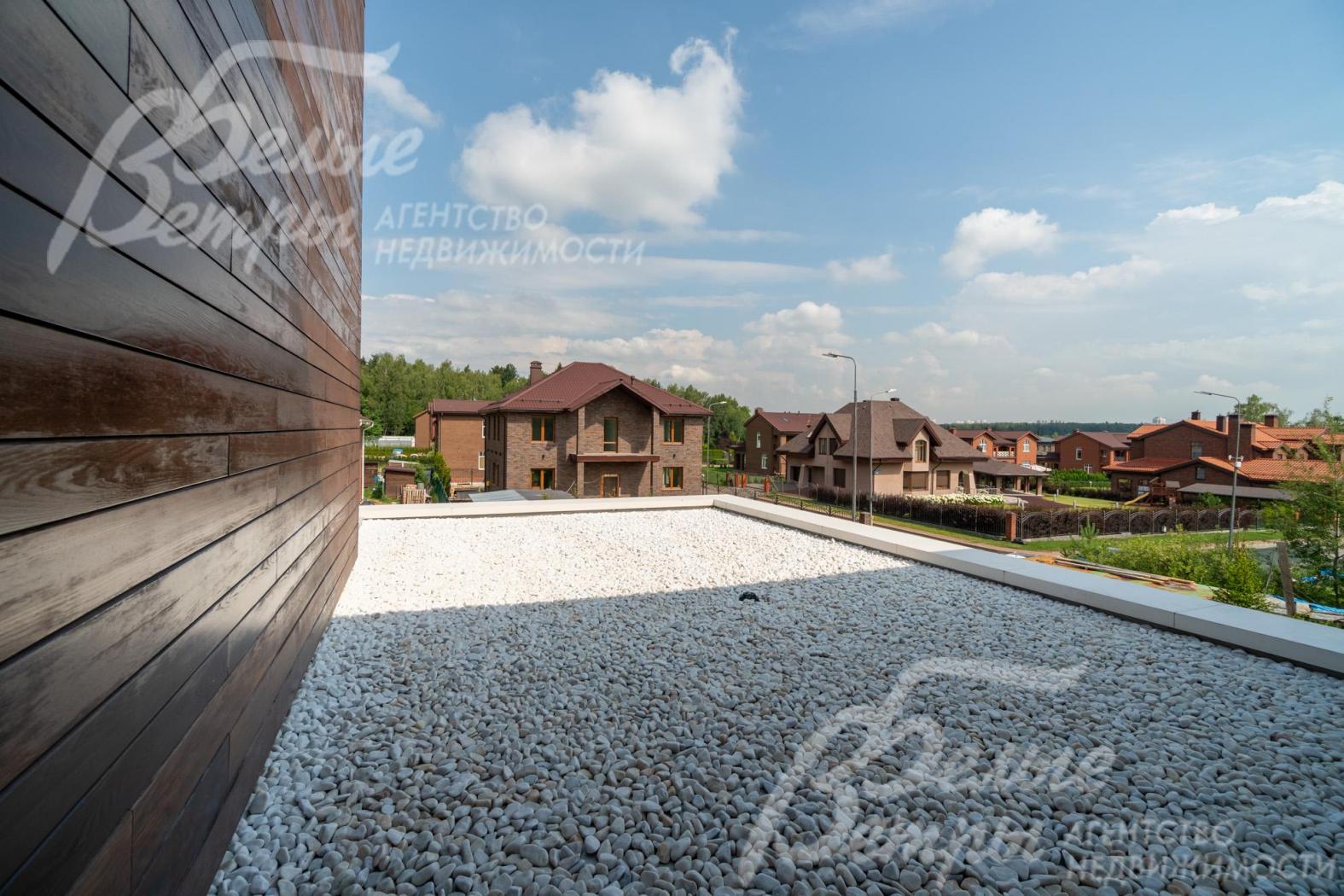 С любой точки дома открывается восхитительный обзор на живописный коттеджный посёлок и окружающий лес